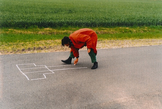 5/7_Abwicklung im erweiterten Raum_Kreide auf Asphalt